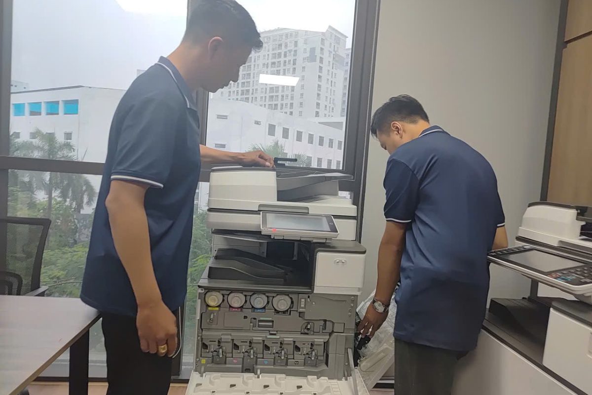 Kiểm tra chất lượng máy Fuga Kỹ thuật viên Fuga Solutions kiểm tra máy in máy photocopy trước khi bán tại Hà Nội.