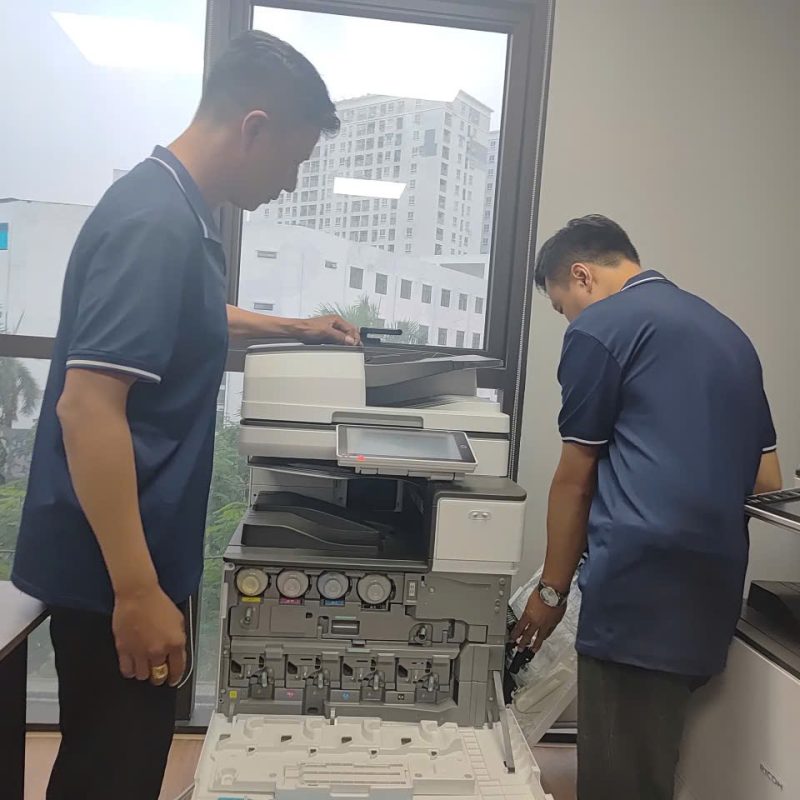 Kỹ thuật viên Fuga Solutions kiểm tra máy in máy photocopy trước khi bán tại Hà Nội.